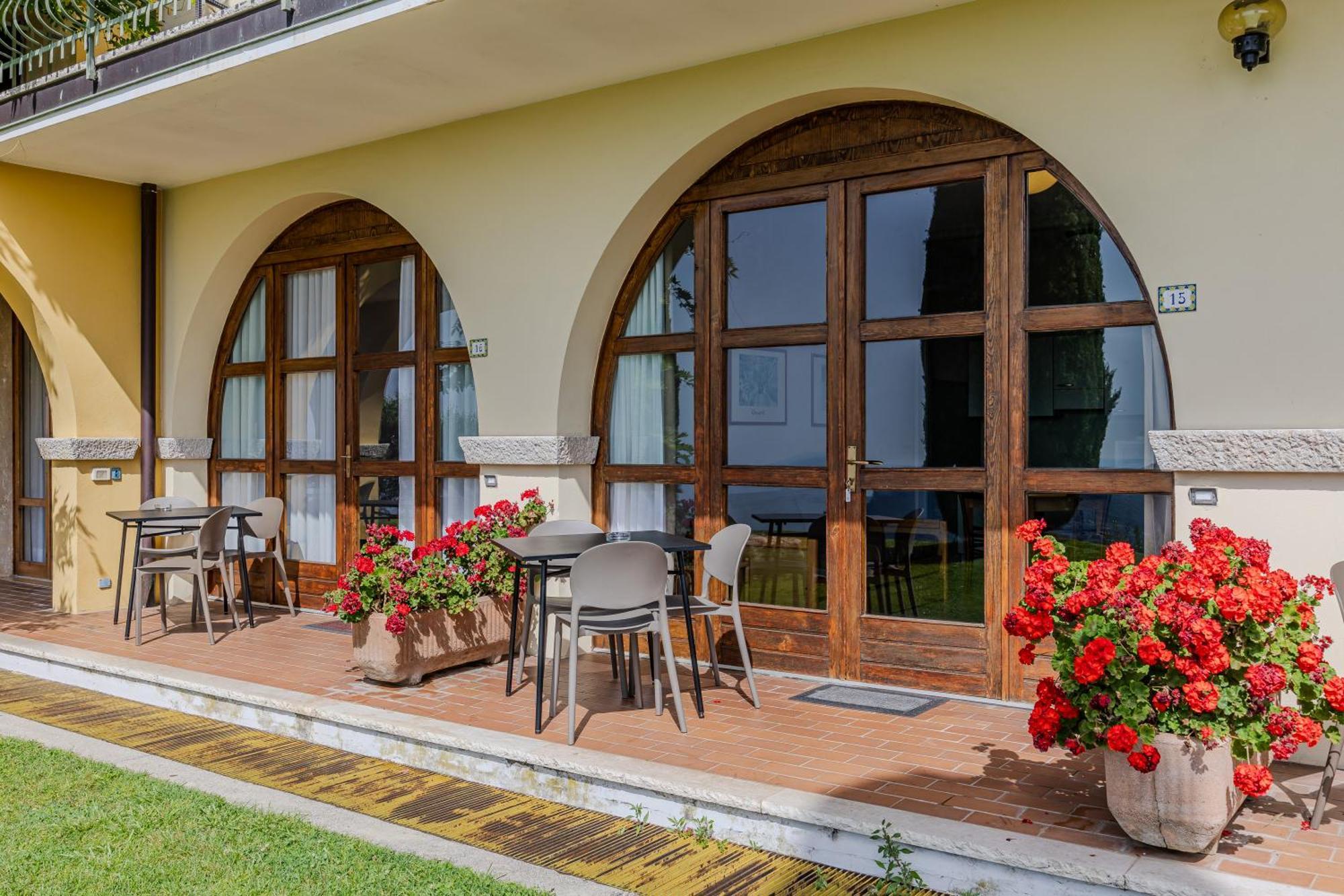 Residence San Michele Костермано Екстер'єр фото